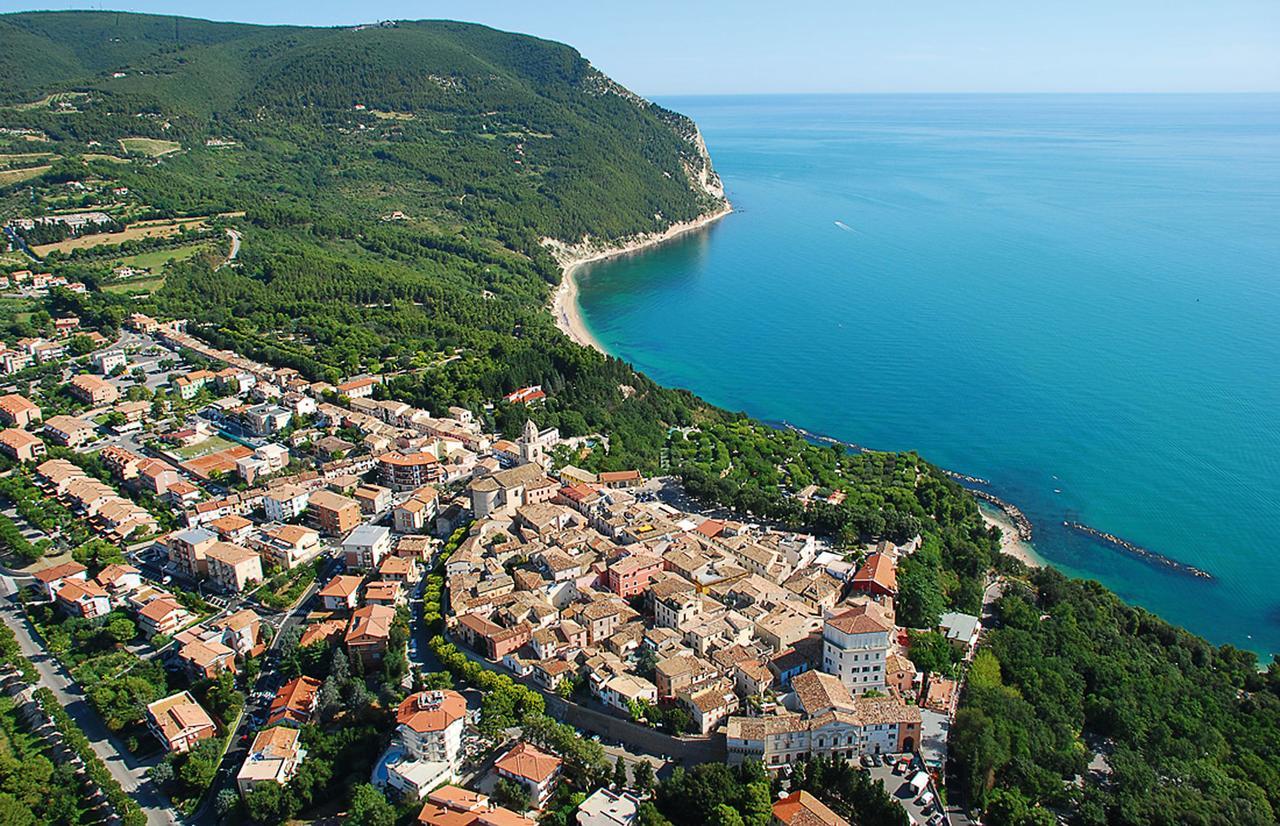 Hotel Beatrice Sirolo Bagian luar foto